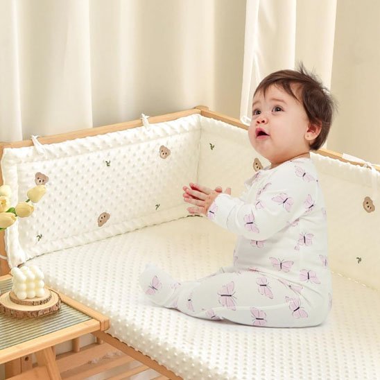 Tour de lit bébé douceur protectrice assis